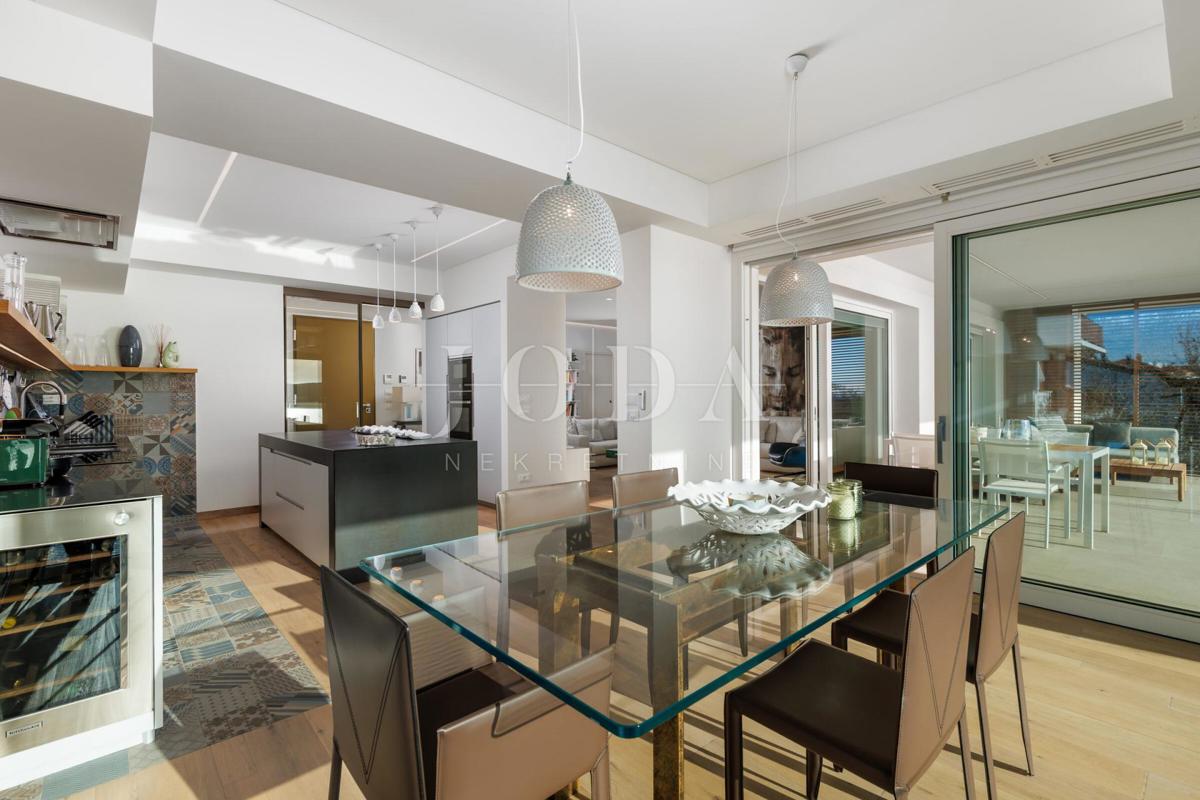 Luksuzna hiša v prvi vrsti do morja