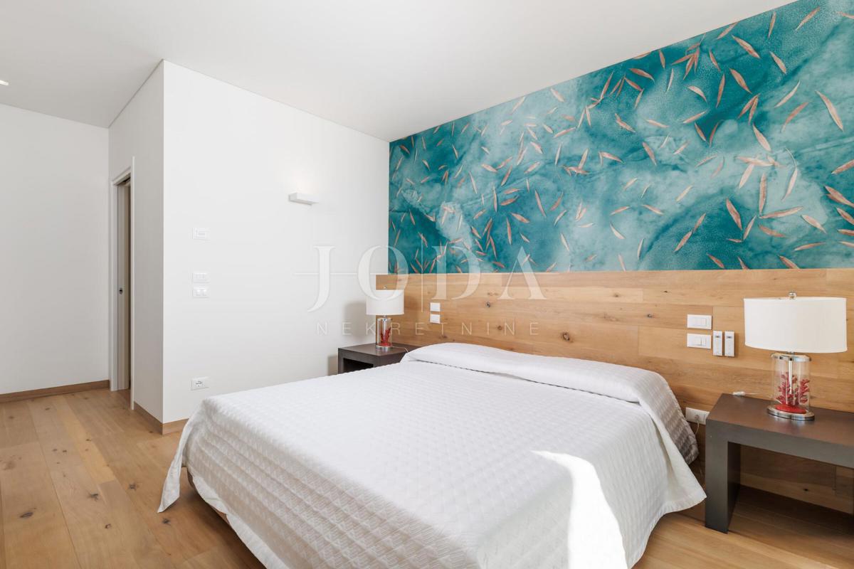 Luksuzna hiša v prvi vrsti do morja