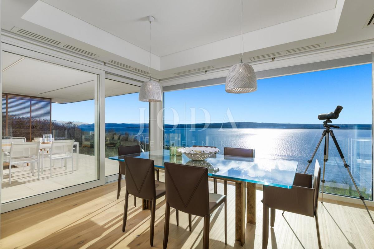 Luksuzna hiša v prvi vrsti do morja