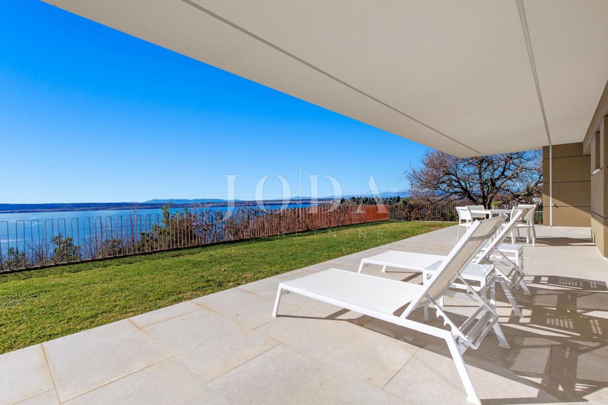 Luksuzna hiša v prvi vrsti do morja