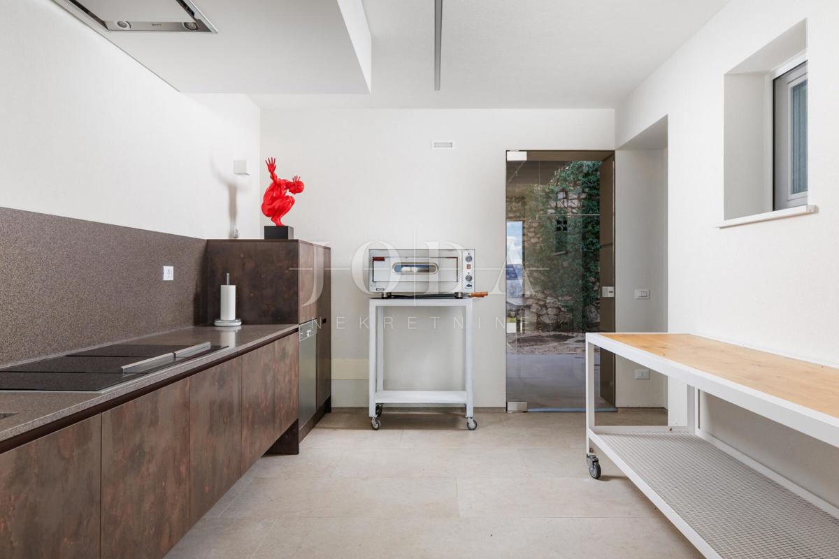 Luksuzna hiša v prvi vrsti do morja