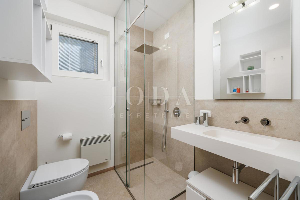 Luksuzna hiša v prvi vrsti do morja