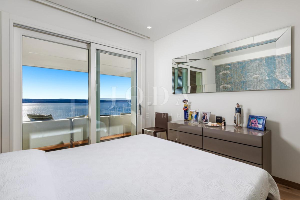 Luksuzna hiša v prvi vrsti do morja