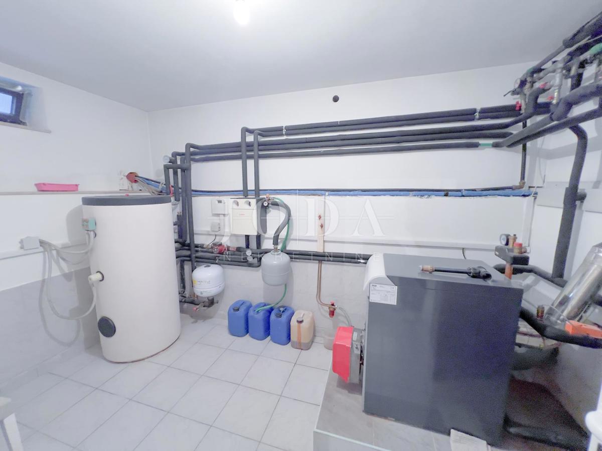 Grobnik, samostojna hiša s poslovnim prostorom na velikem zemljišču