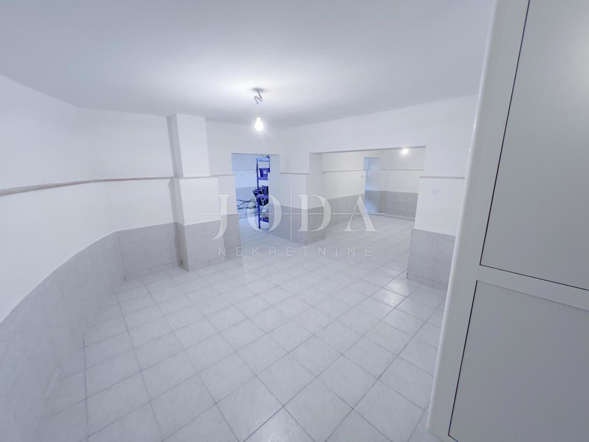 Grobnik, samostojna hiša s poslovnim prostorom na velikem zemljišču