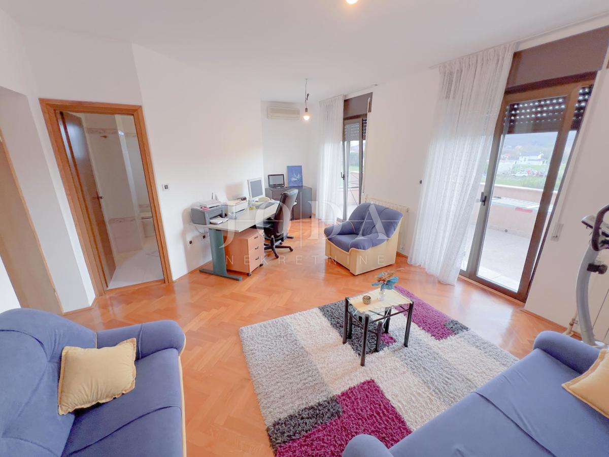 Grobnik, samostojna hiša s poslovnim prostorom na velikem zemljišču