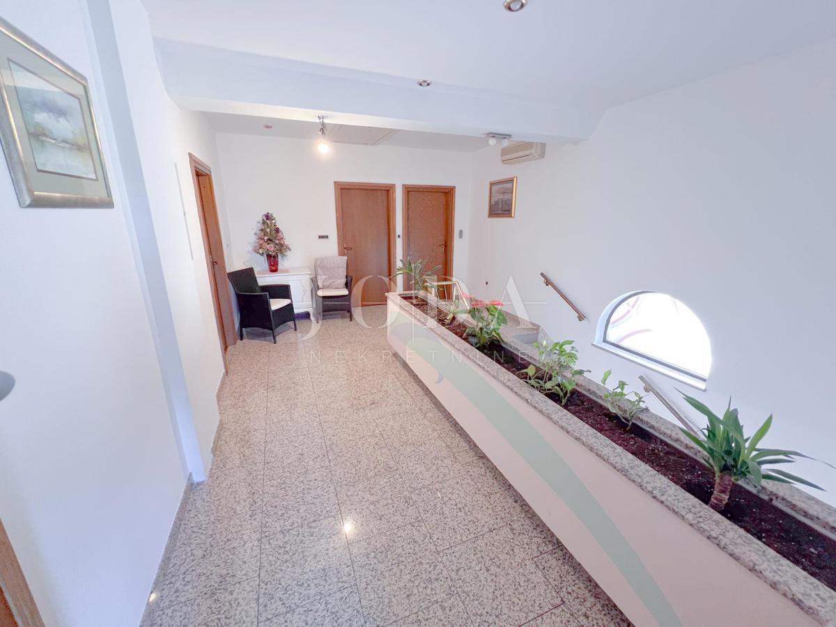 Grobnik, samostojna hiša s poslovnim prostorom na velikem zemljišču