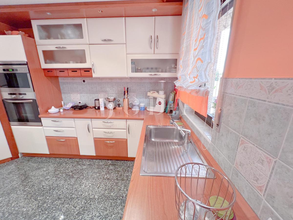 Grobnik, samostojna hiša s poslovnim prostorom na velikem zemljišču