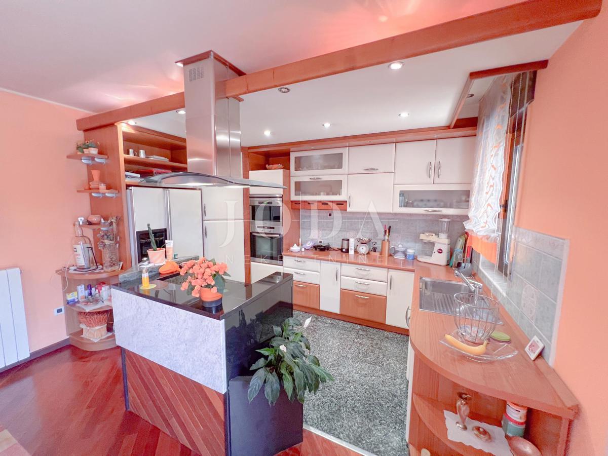 Grobnik, samostojna hiša s poslovnim prostorom na velikem zemljišču