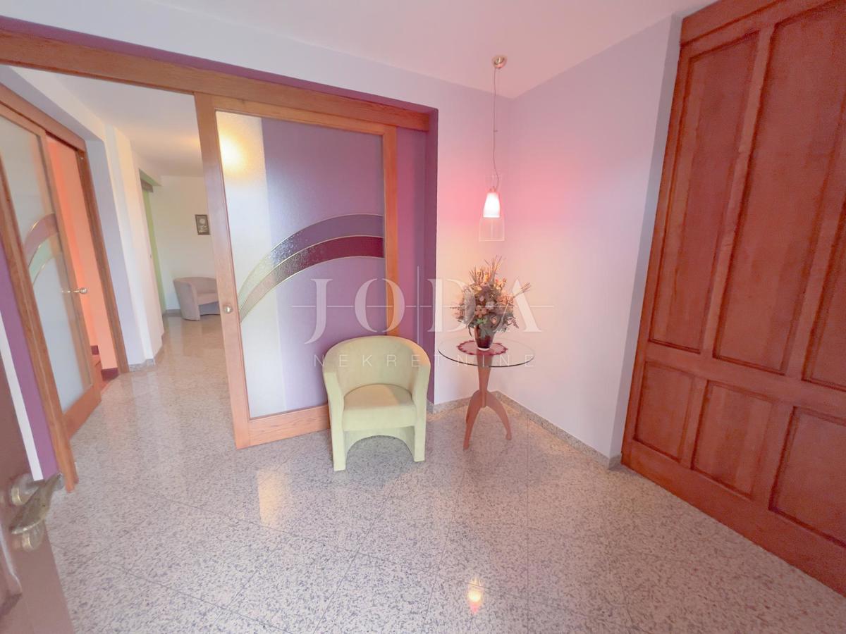 Grobnik, samostojna hiša s poslovnim prostorom na velikem zemljišču