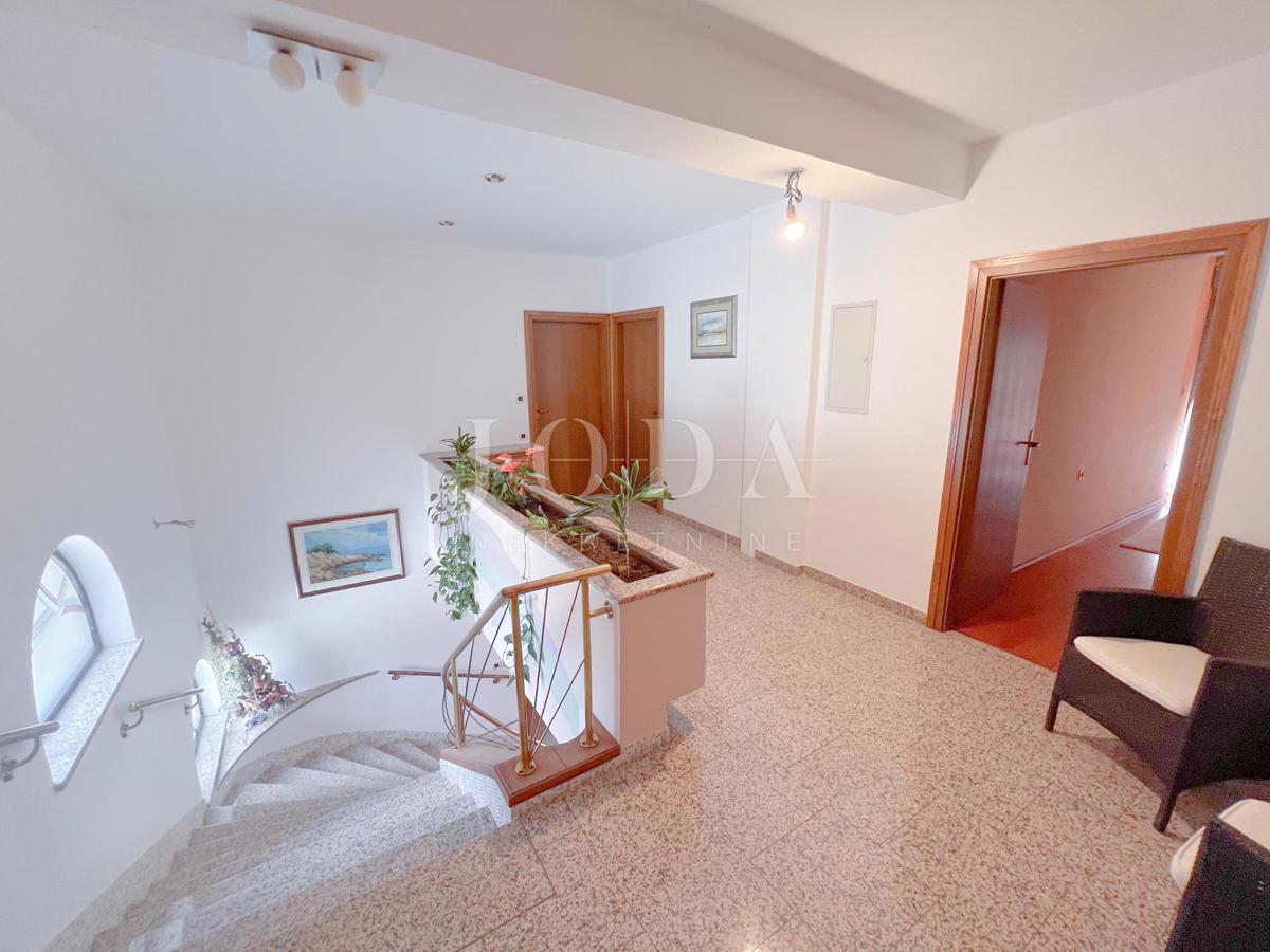 Grobnik, samostojna hiša s poslovnim prostorom na velikem zemljišču