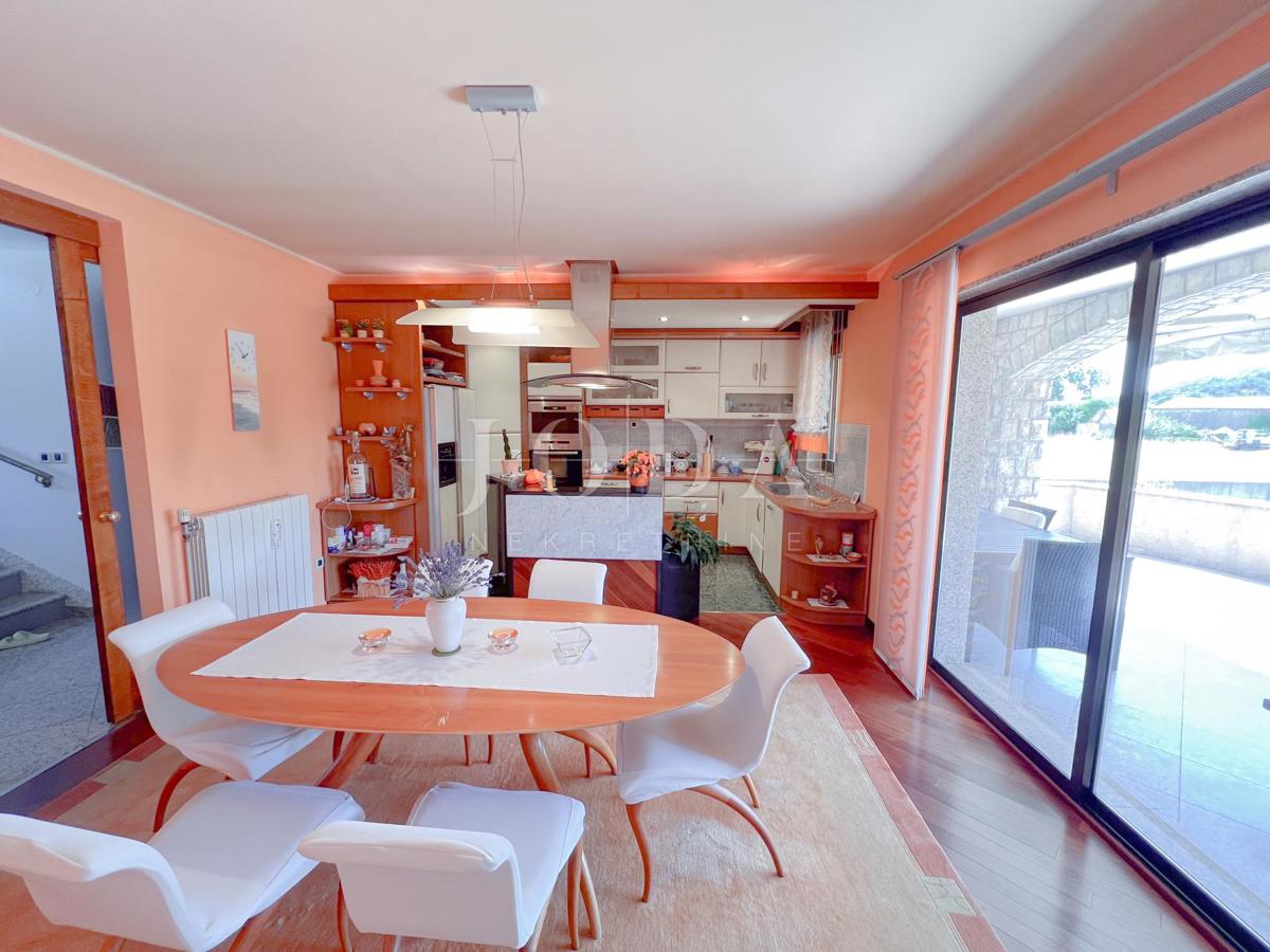 Grobnik, samostojna hiša s poslovnim prostorom na velikem zemljišču