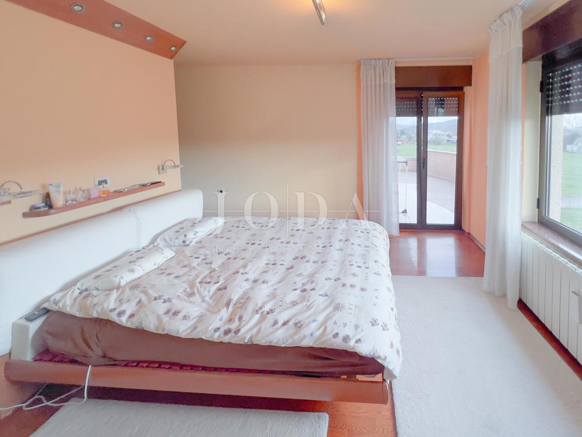 Grobnik, samostojna hiša s poslovnim prostorom na velikem zemljišču