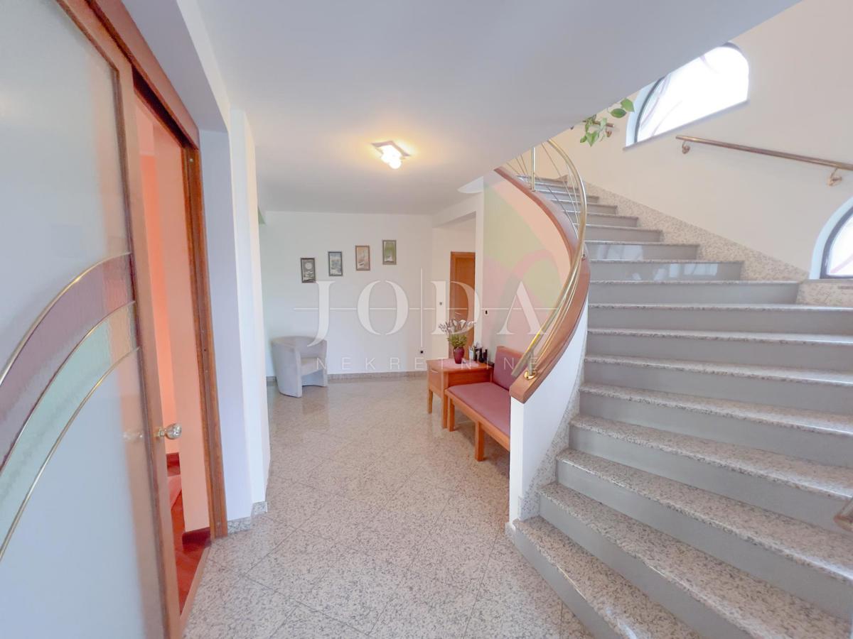 Grobnik, samostojna hiša s poslovnim prostorom na velikem zemljišču