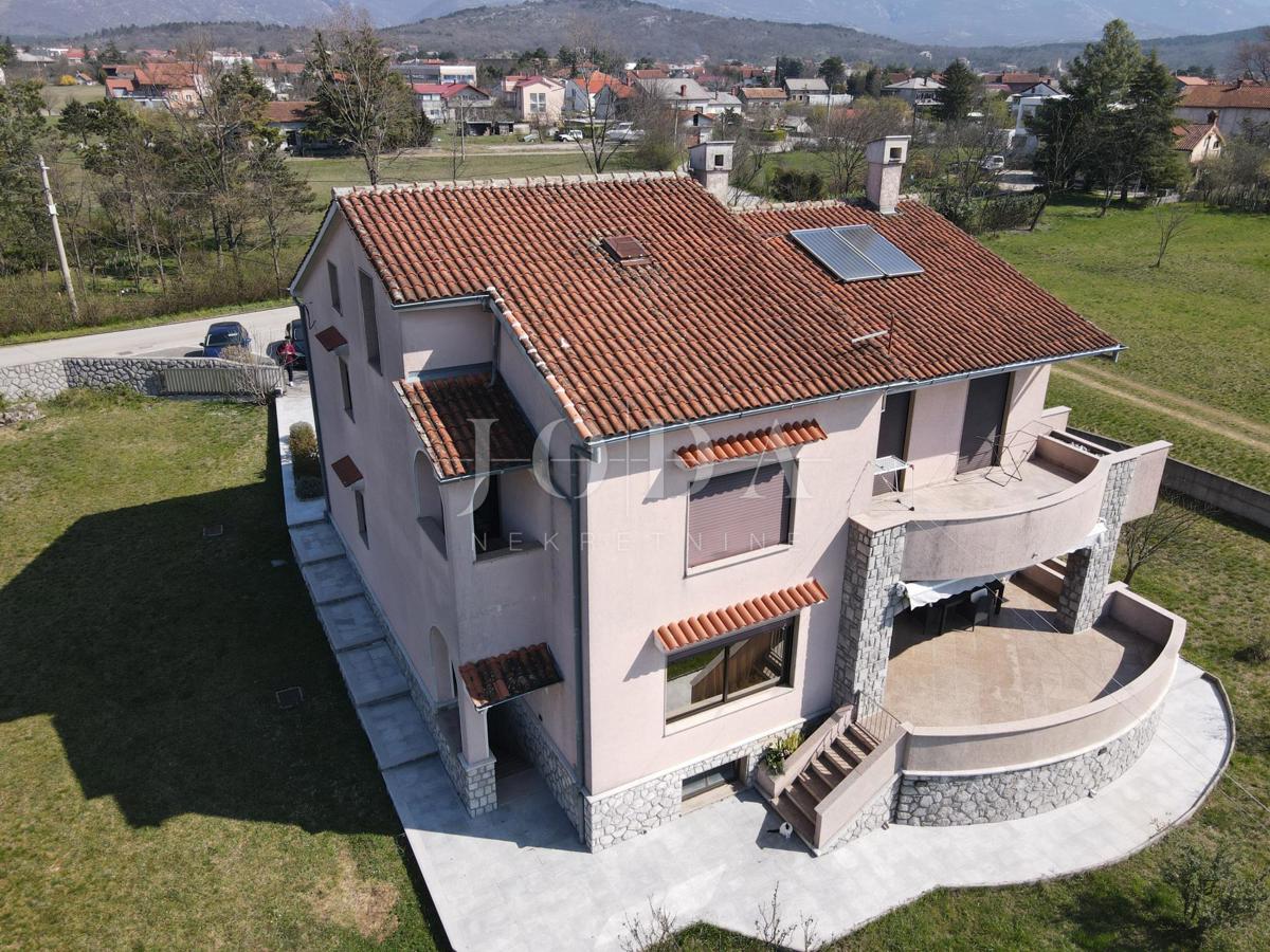 Grobnik, samostojna hiša s poslovnim prostorom na velikem zemljišču