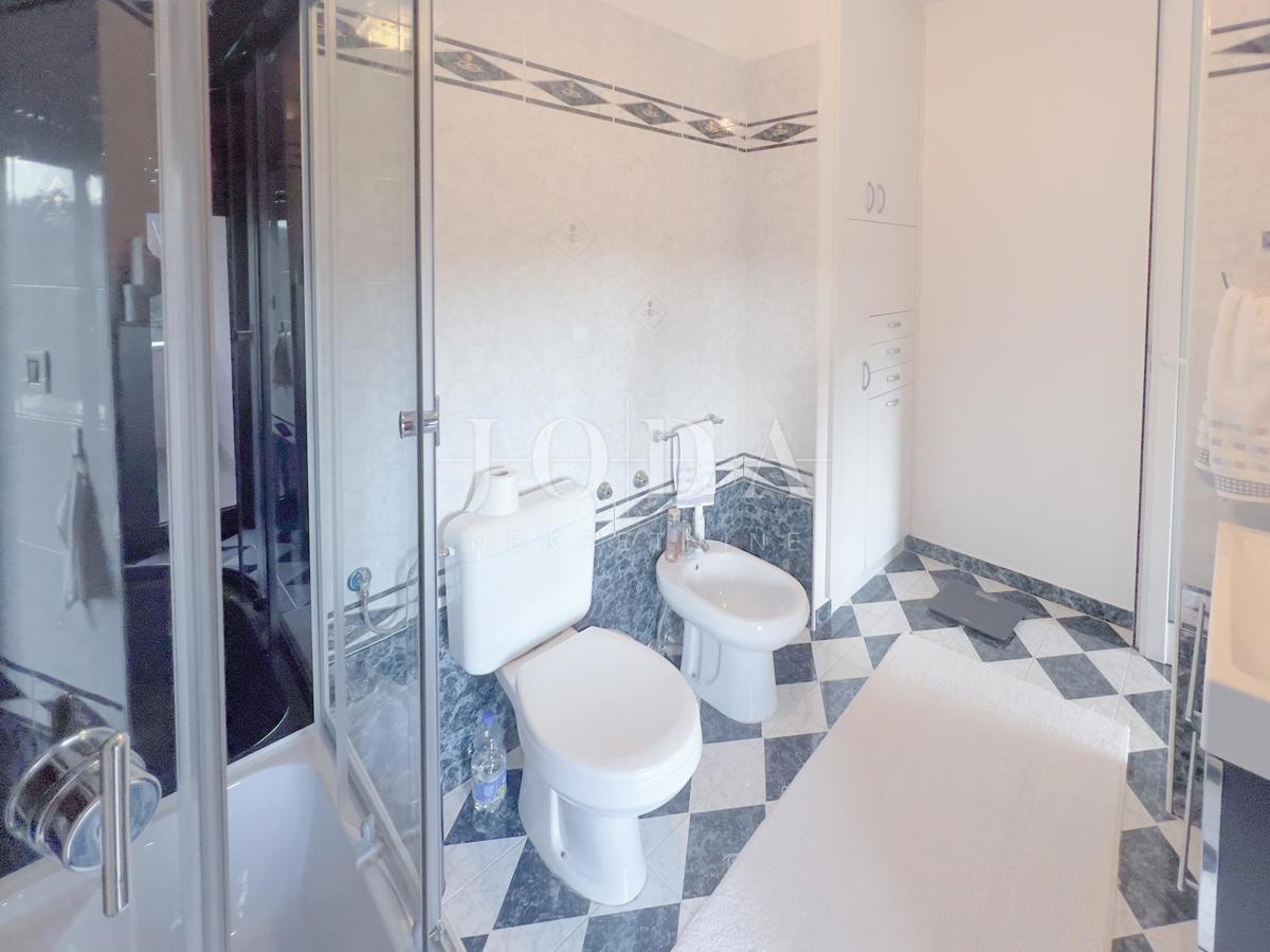 Grobnik, samostojna hiša s poslovnim prostorom na velikem zemljišču