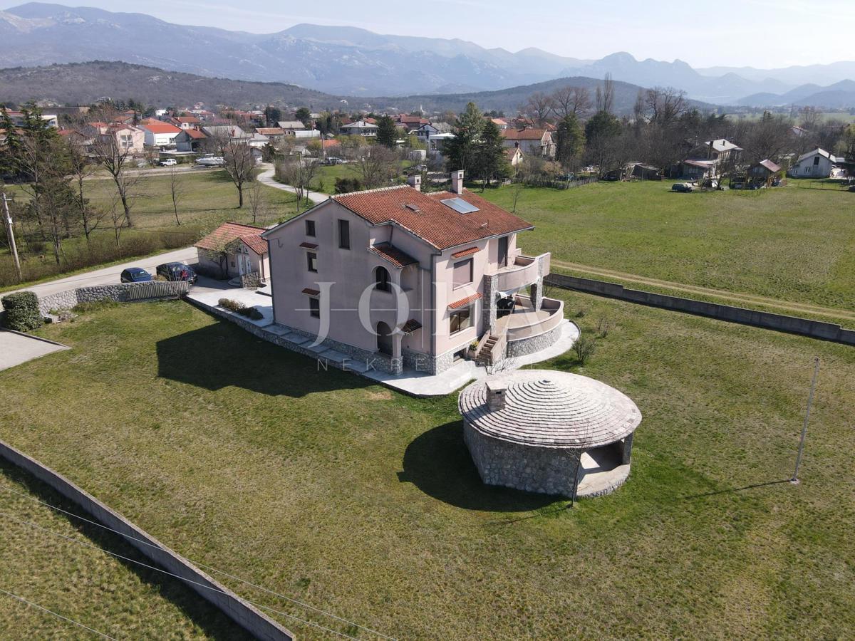 Grobnik, samostojna hiša s poslovnim prostorom na velikem zemljišču