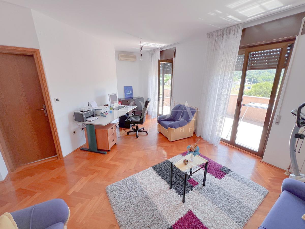 Grobnik, samostojna hiša s poslovnim prostorom na velikem zemljišču