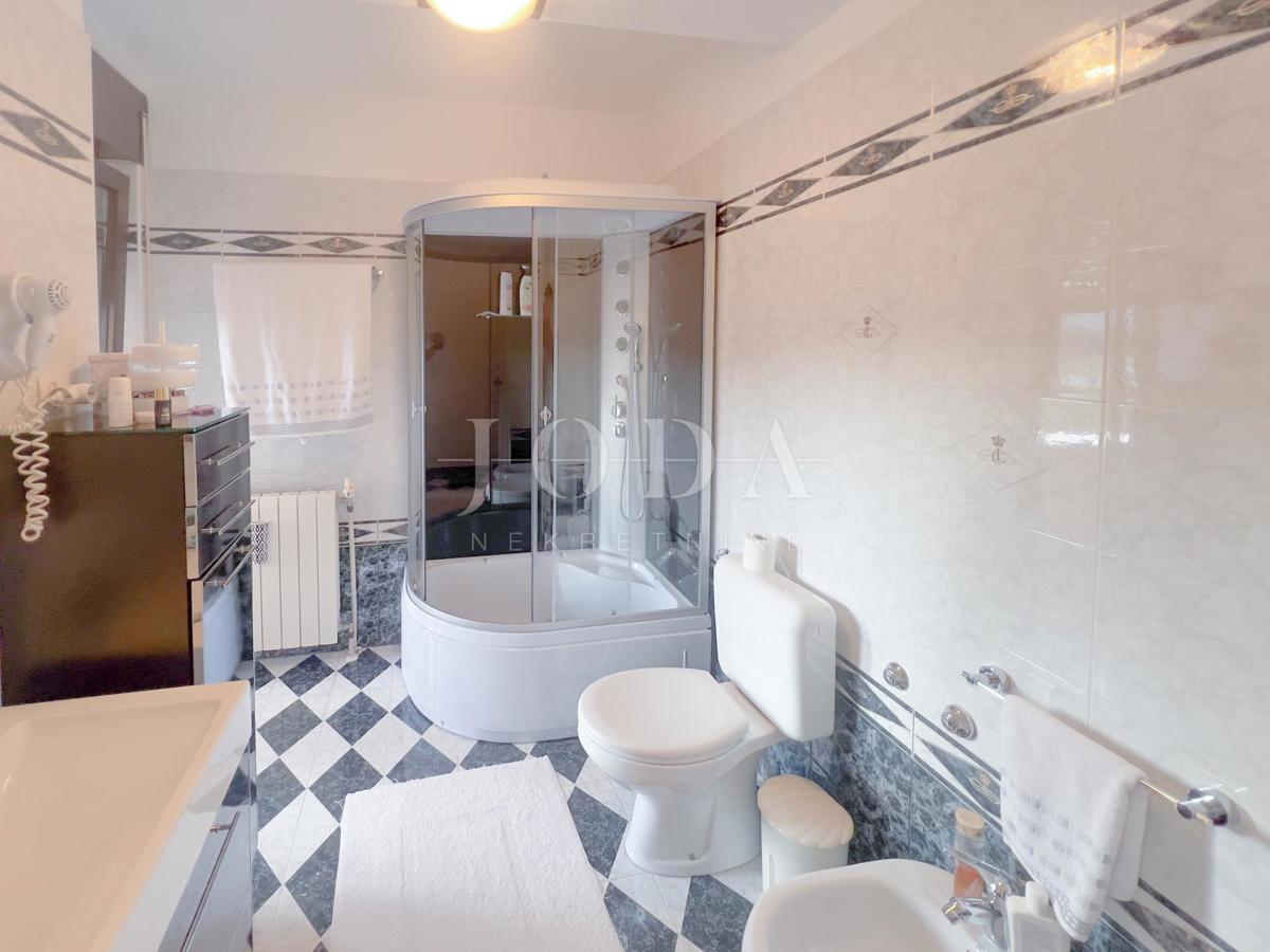 Grobnik, samostojna hiša s poslovnim prostorom na velikem zemljišču