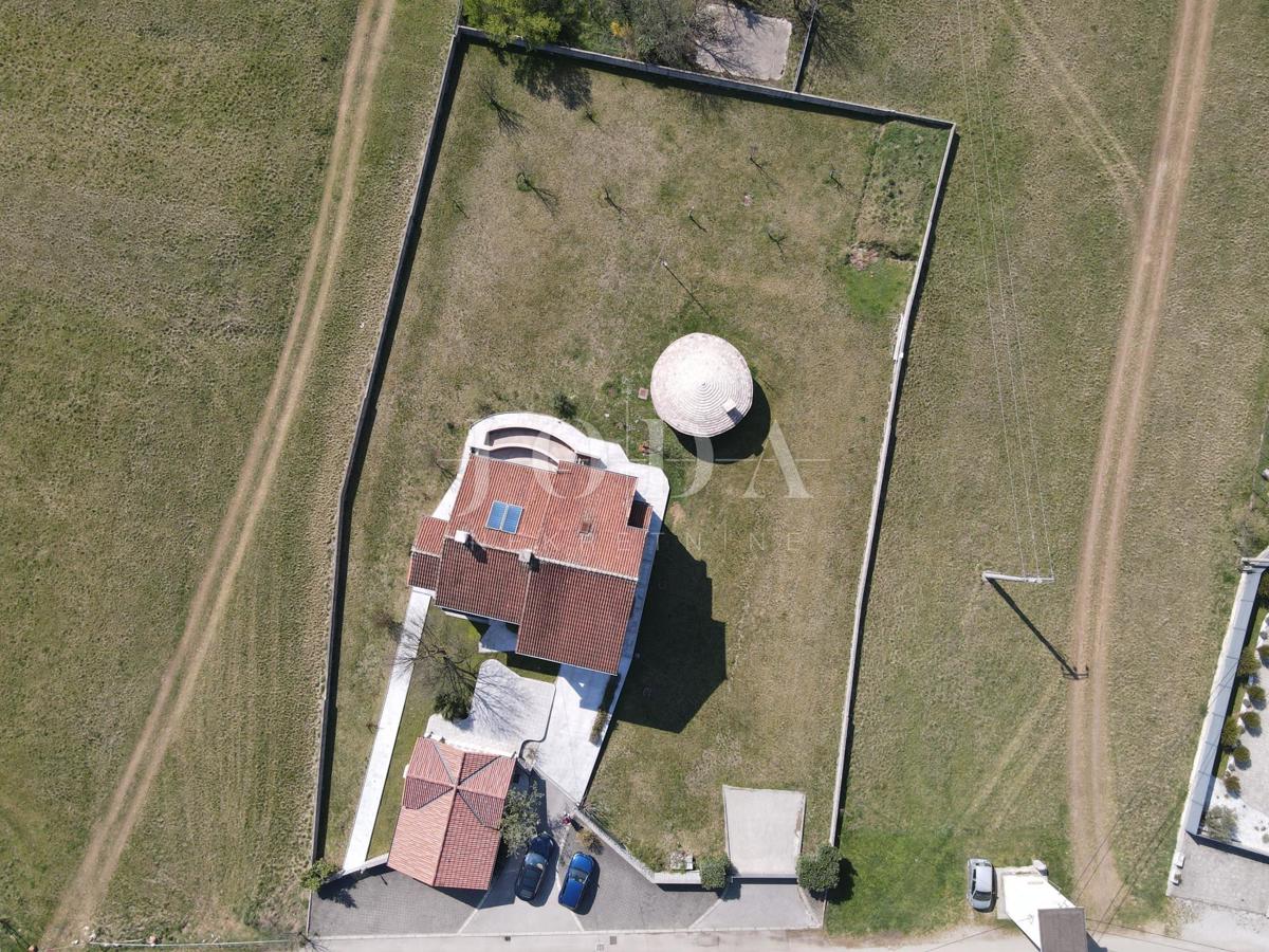 Grobnik, samostojna hiša s poslovnim prostorom na velikem zemljišču