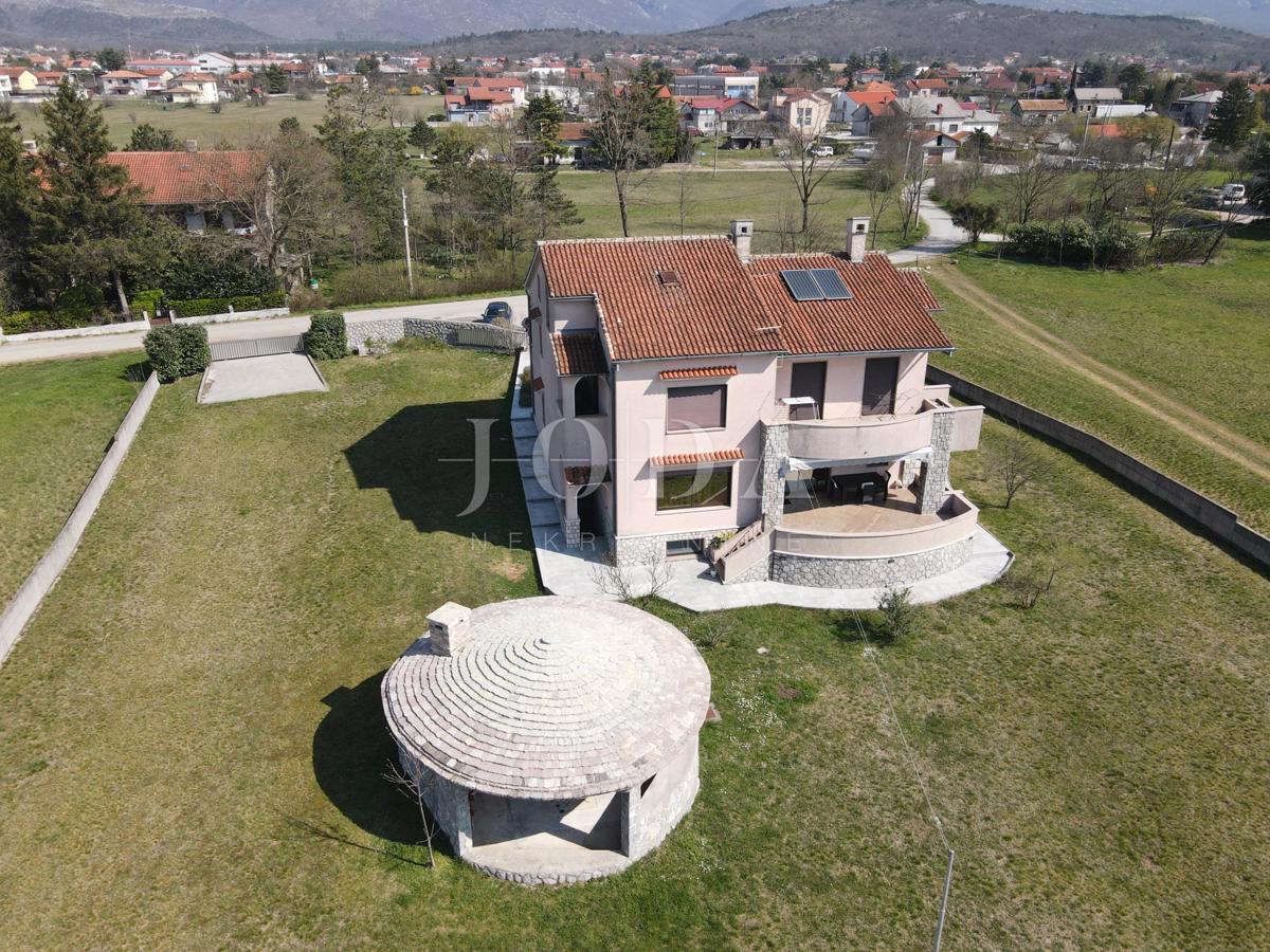 Grobnik, samostojna hiša s poslovnim prostorom na velikem zemljišču