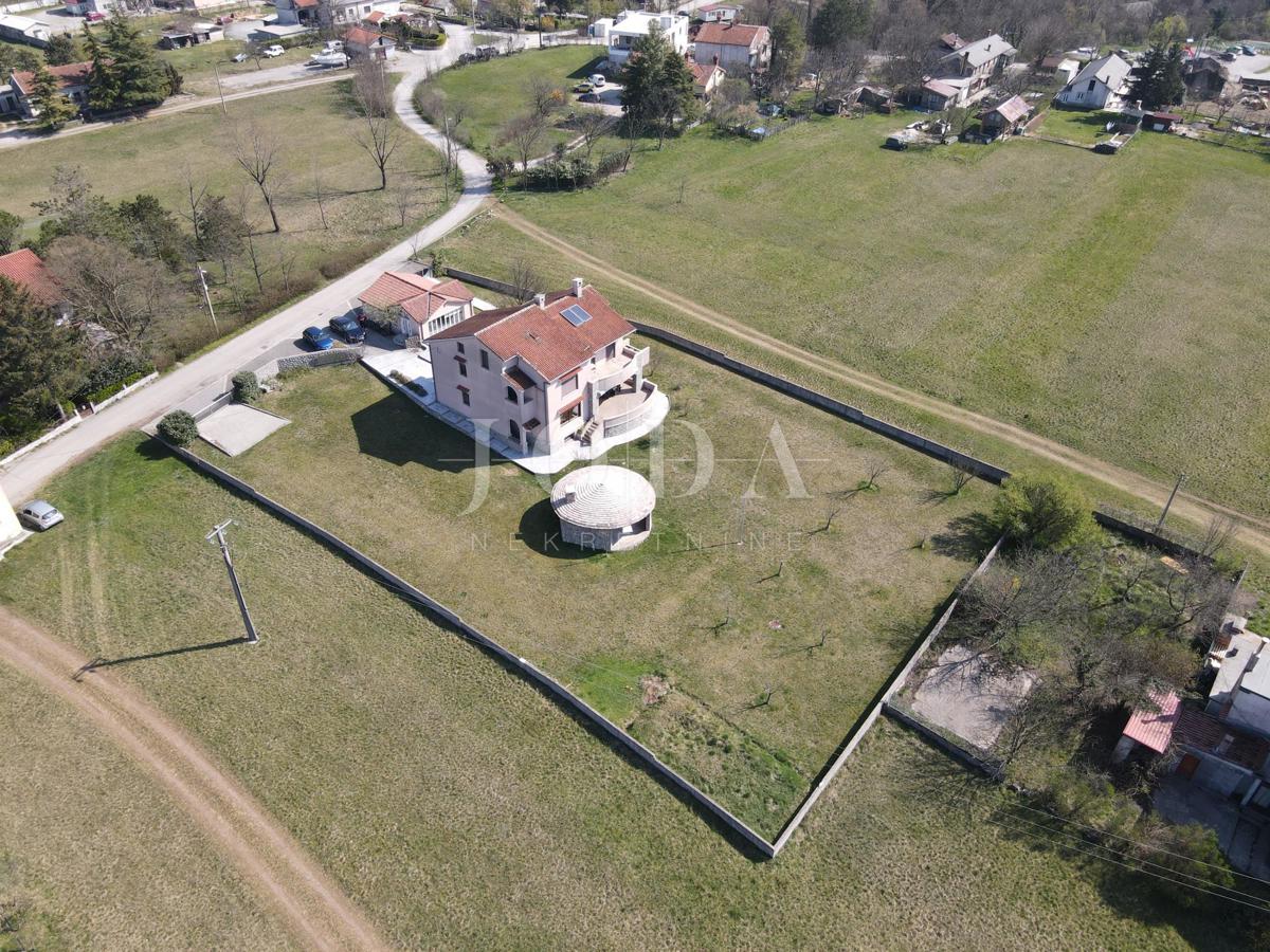 Grobnik, samostojna hiša s poslovnim prostorom na velikem zemljišču