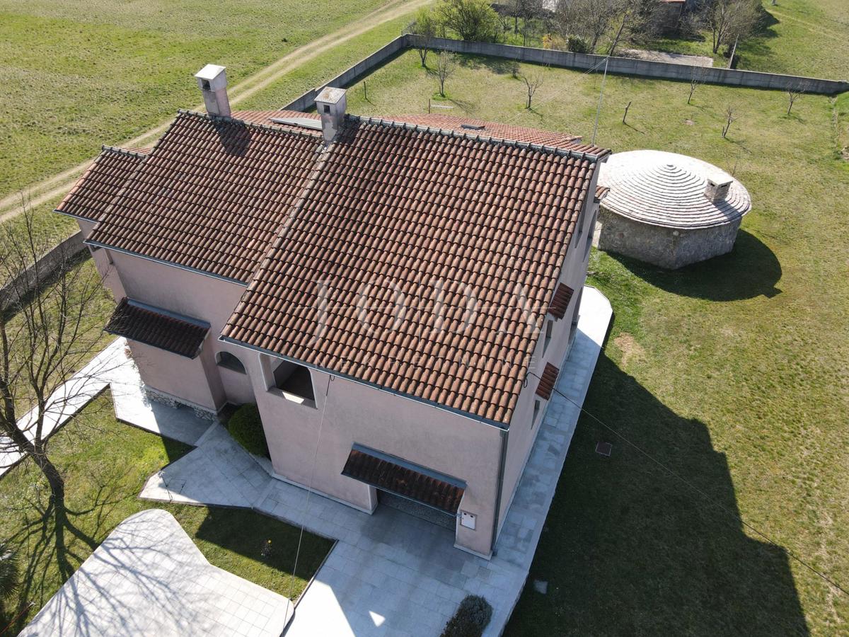 Grobnik, samostojna hiša s poslovnim prostorom na velikem zemljišču