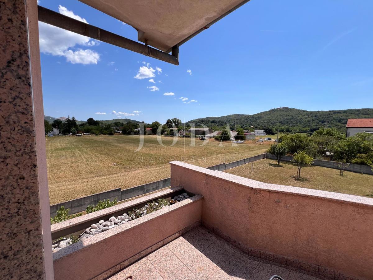 Grobnik, samostojna hiša s poslovnim prostorom na velikem zemljišču