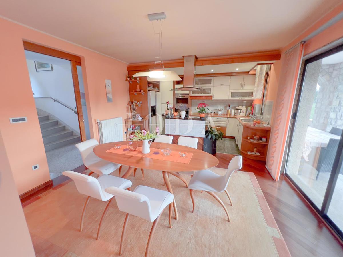 Grobnik, samostojna hiša s poslovnim prostorom na velikem zemljišču