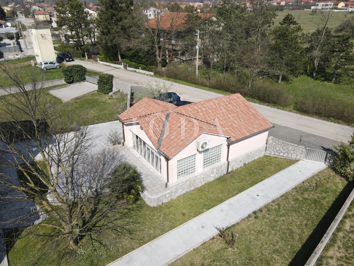 Grobnik, samostojna hiša s poslovnim prostorom na velikem zemljišču