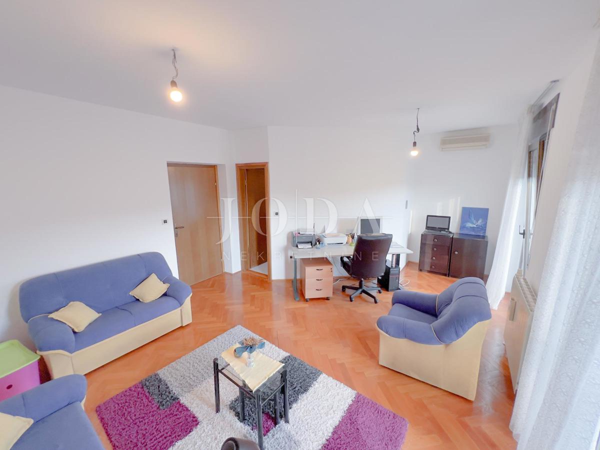 Grobnik, samostojna hiša s poslovnim prostorom na velikem zemljišču