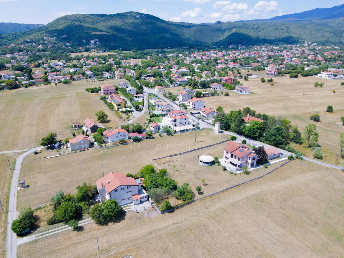 Grobnik, samostojna hiša s poslovnim prostorom na velikem zemljišču