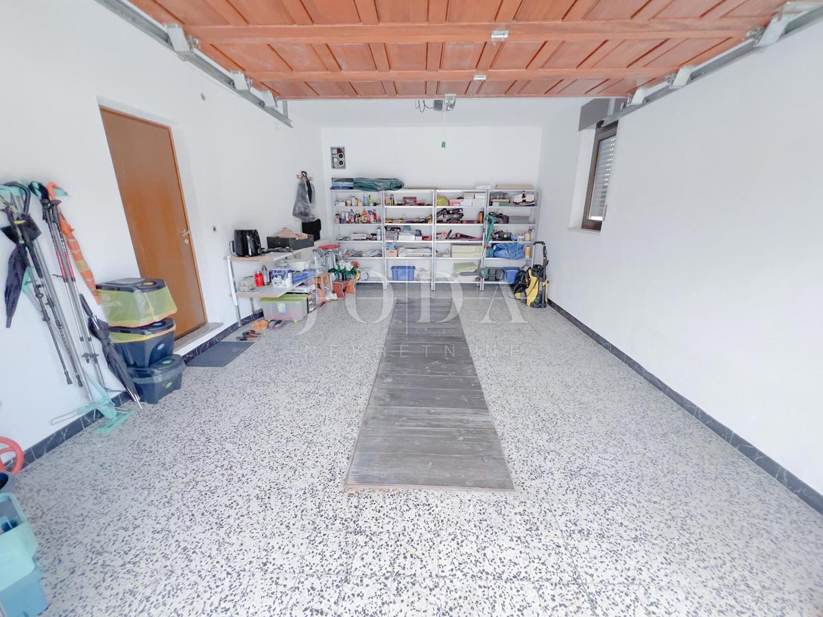 Grobnik, samostojna hiša s poslovnim prostorom na velikem zemljišču