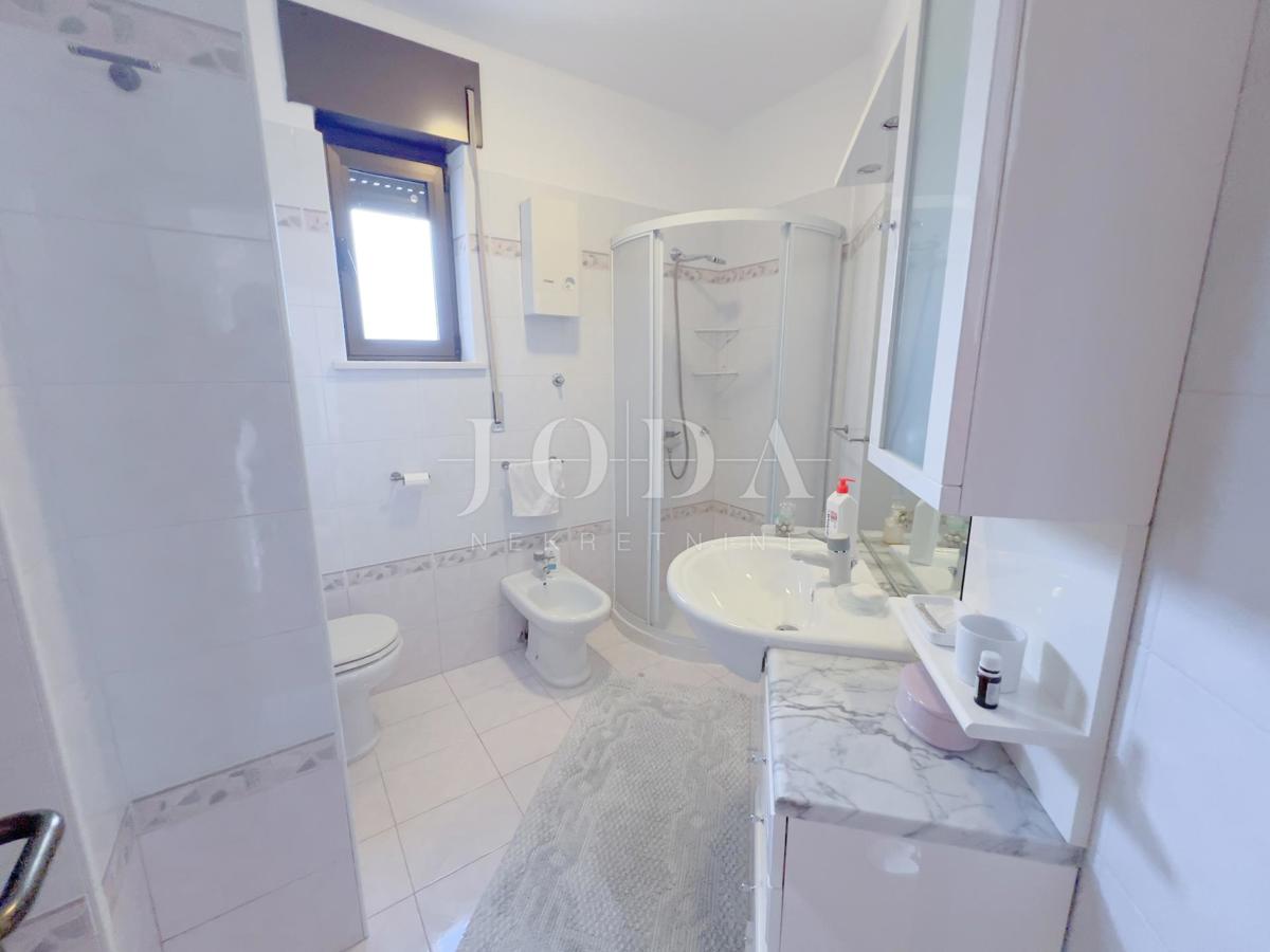 Grobnik, samostojna hiša s poslovnim prostorom na velikem zemljišču