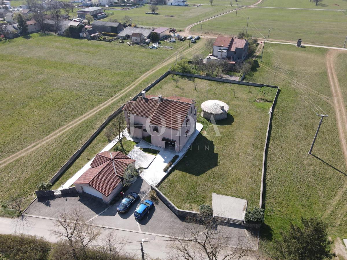 Grobnik, samostojna hiša s poslovnim prostorom na velikem zemljišču