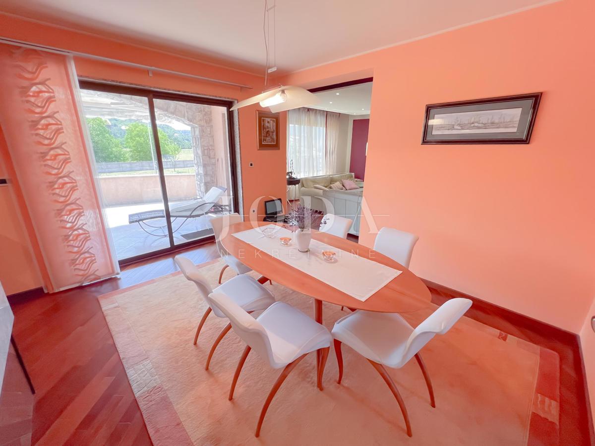 Grobnik, samostojna hiša s poslovnim prostorom na velikem zemljišču