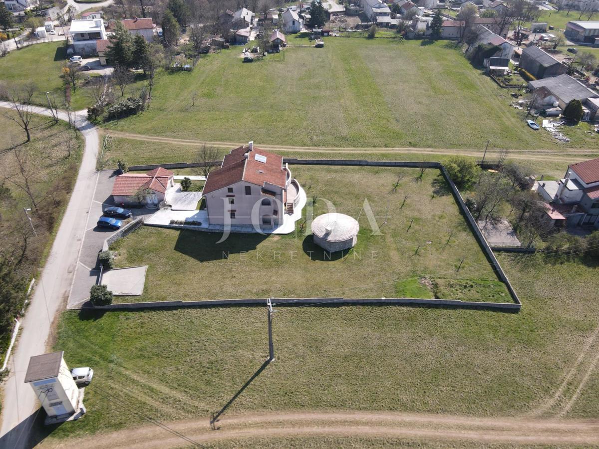 Grobnik, samostojna hiša s poslovnim prostorom na velikem zemljišču