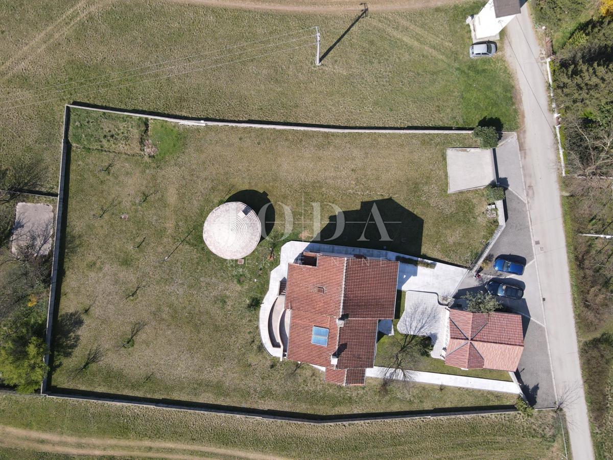 Grobnik, samostojna hiša s poslovnim prostorom na velikem zemljišču