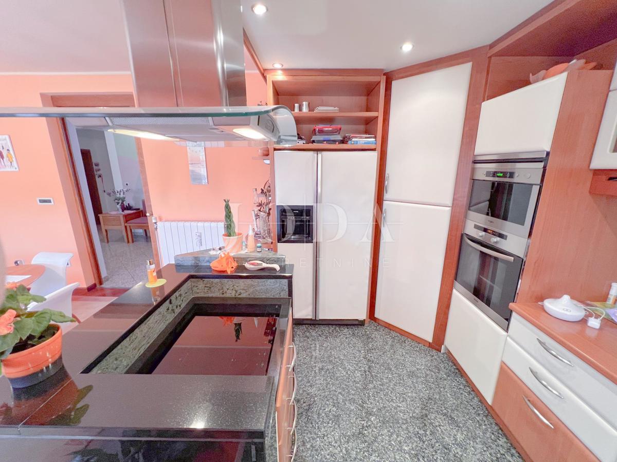 Grobnik, samostojna hiša s poslovnim prostorom na velikem zemljišču