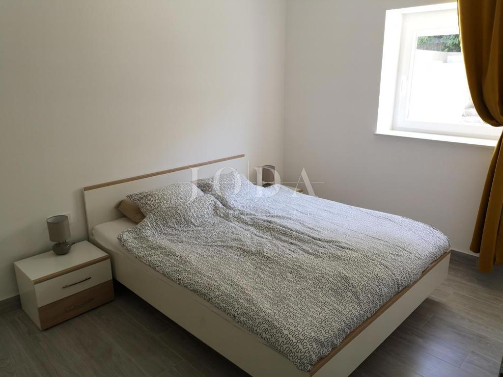 Dramalj, na novo prenovljena hiša s petimi apartmaji in bazenom