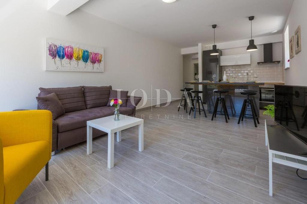 Dramalj, na novo prenovljena hiša s petimi apartmaji in bazenom