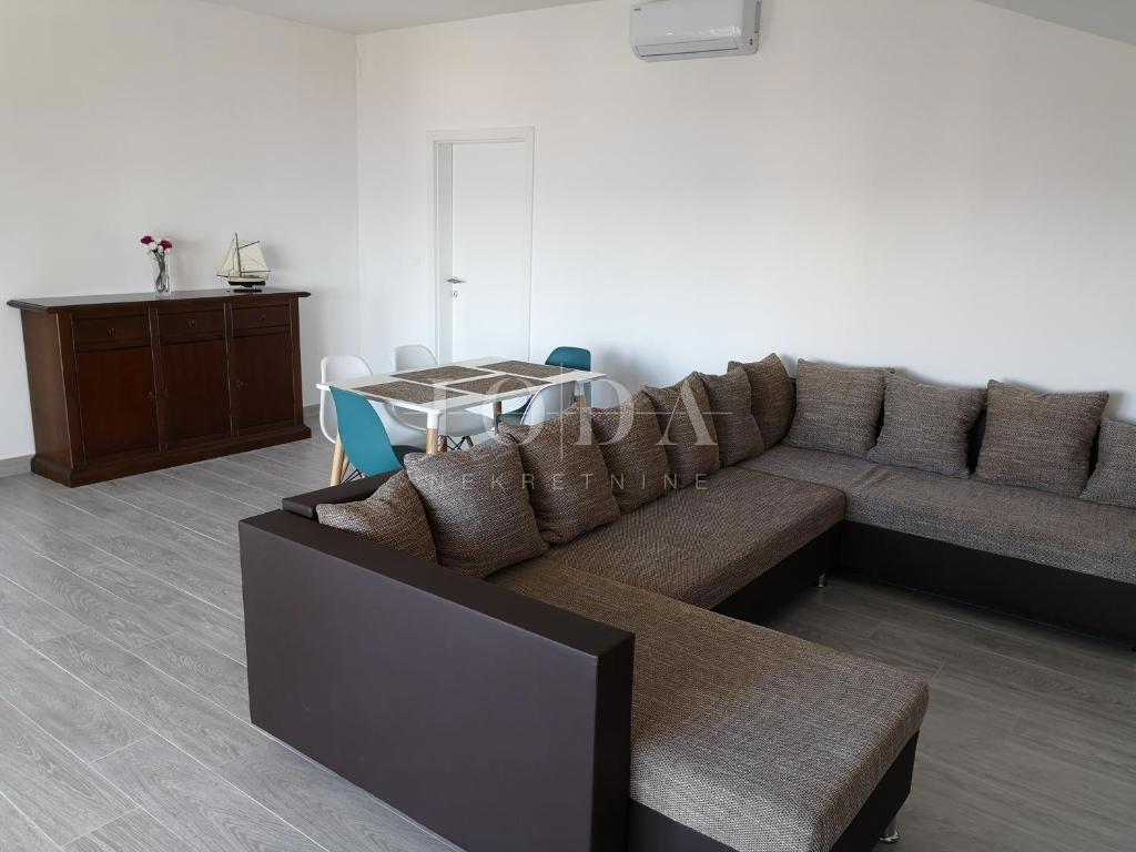 Dramalj, na novo prenovljena hiša s petimi apartmaji in bazenom