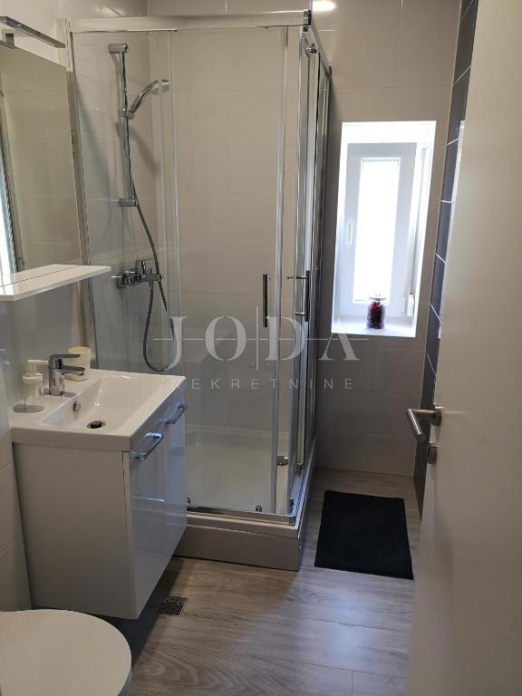 Dramalj, na novo prenovljena hiša s petimi apartmaji in bazenom