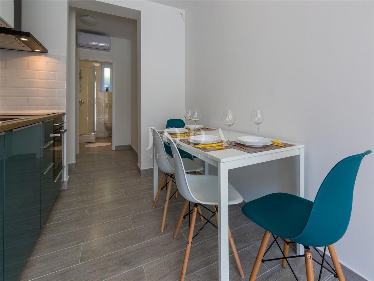 Dramalj, na novo prenovljena hiša s petimi apartmaji in bazenom