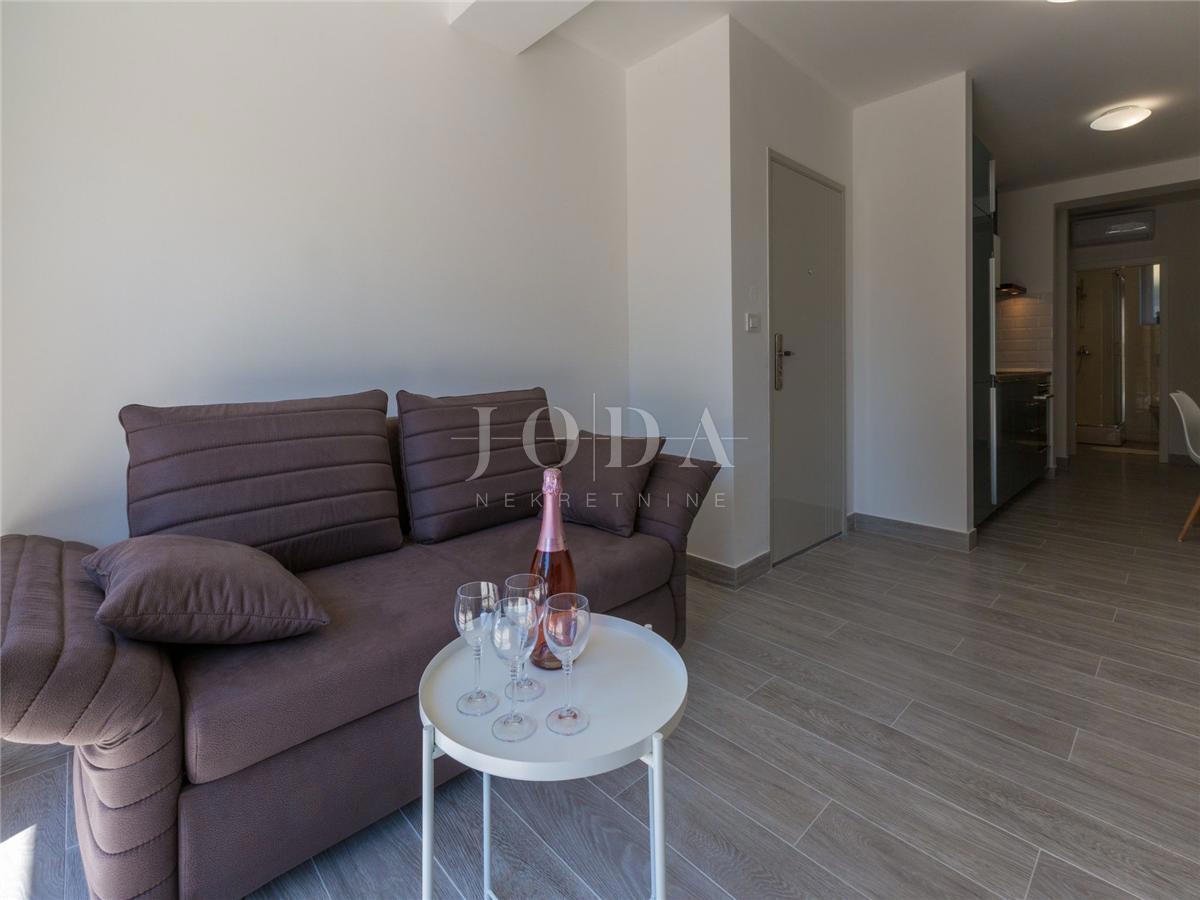 Dramalj, na novo prenovljena hiša s petimi apartmaji in bazenom