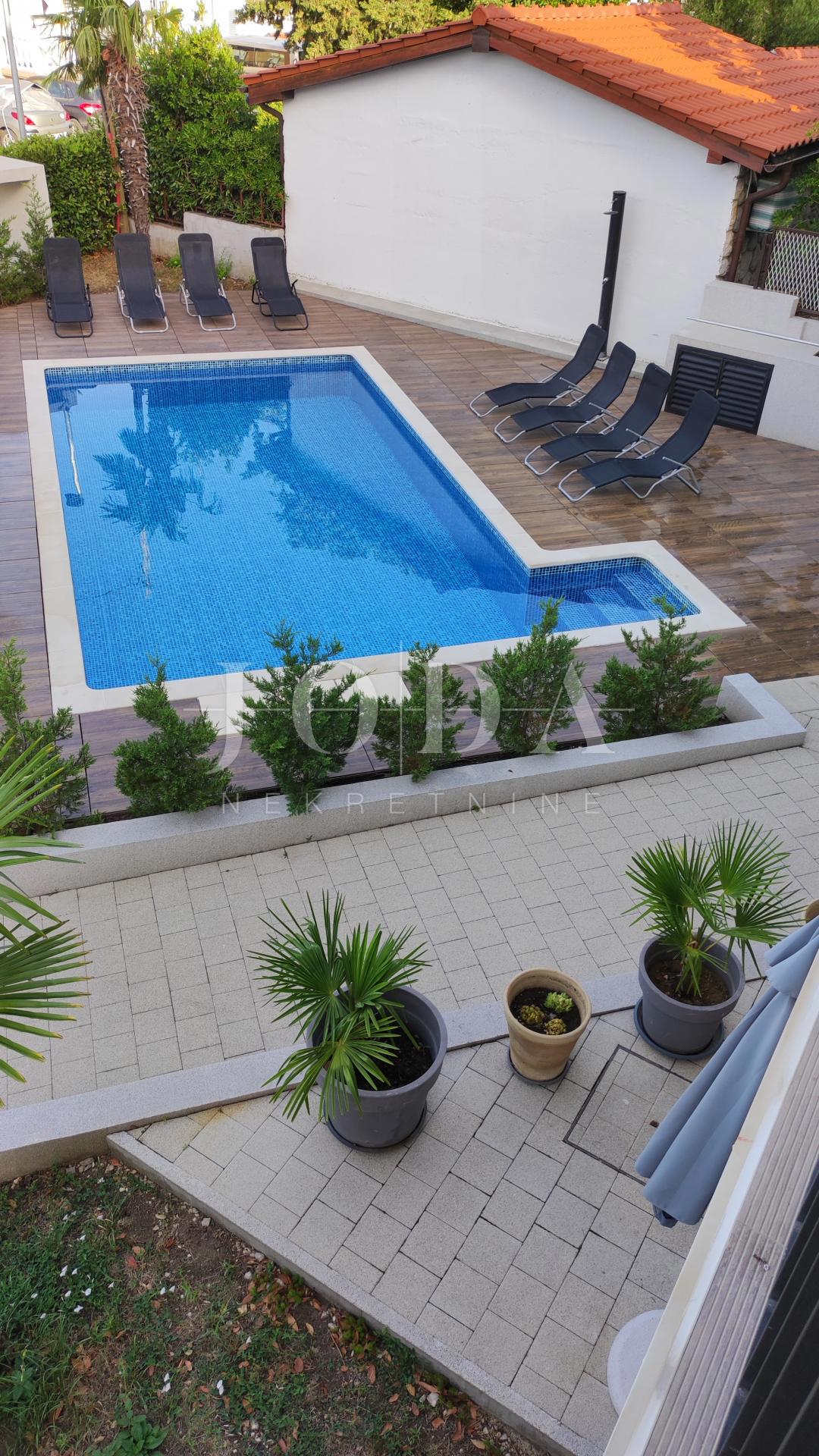 Dramalj, na novo prenovljena hiša s petimi apartmaji in bazenom