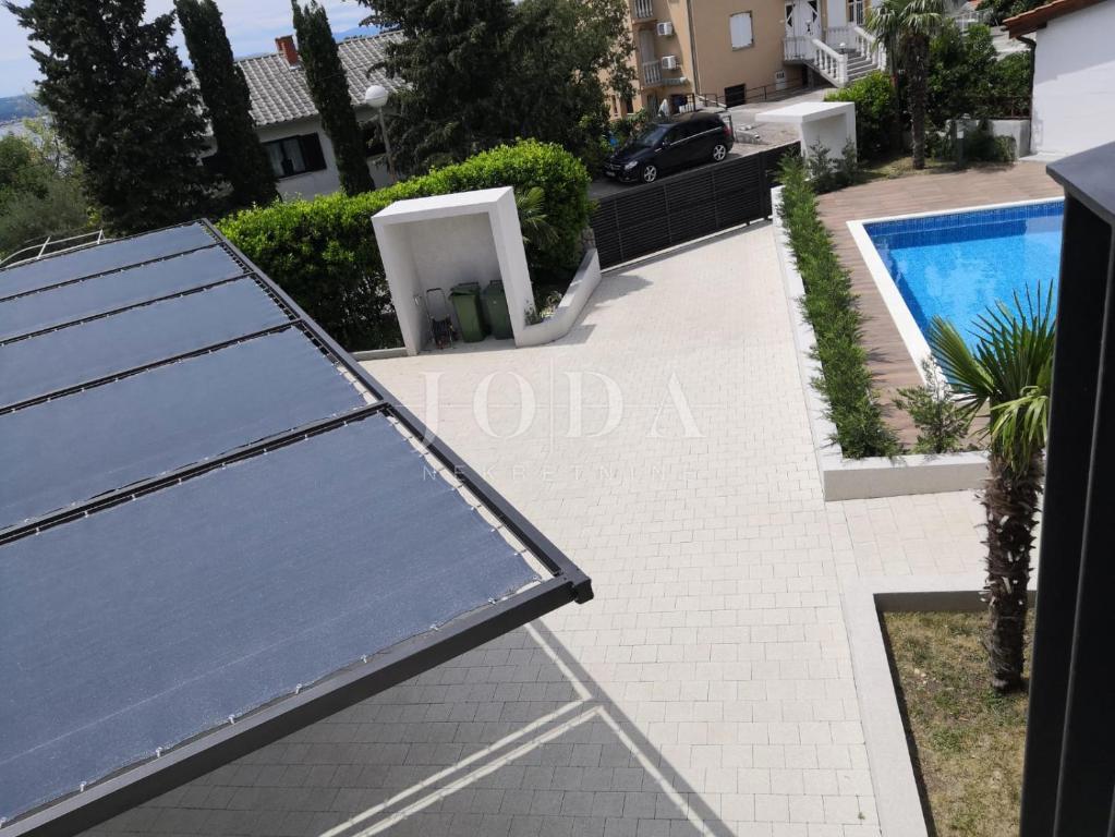 Dramalj, na novo prenovljena hiša s petimi apartmaji in bazenom