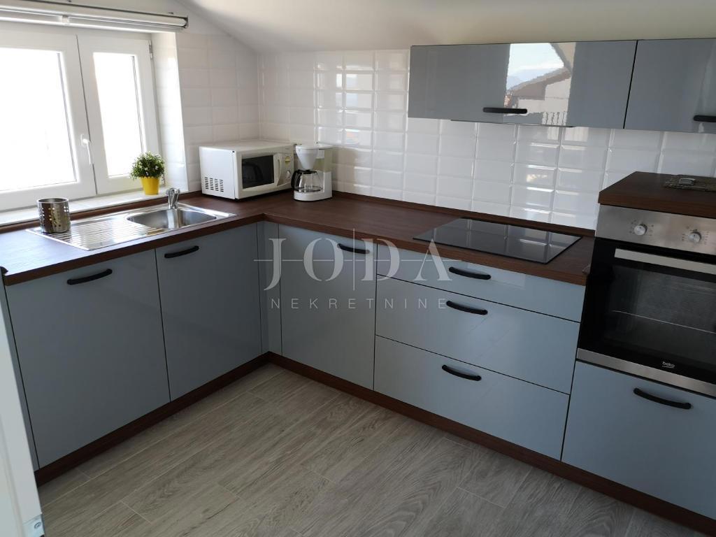 Dramalj, na novo prenovljena hiša s petimi apartmaji in bazenom