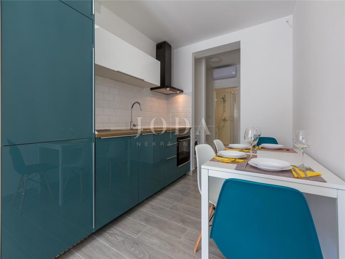 Dramalj, na novo prenovljena hiša s petimi apartmaji in bazenom
