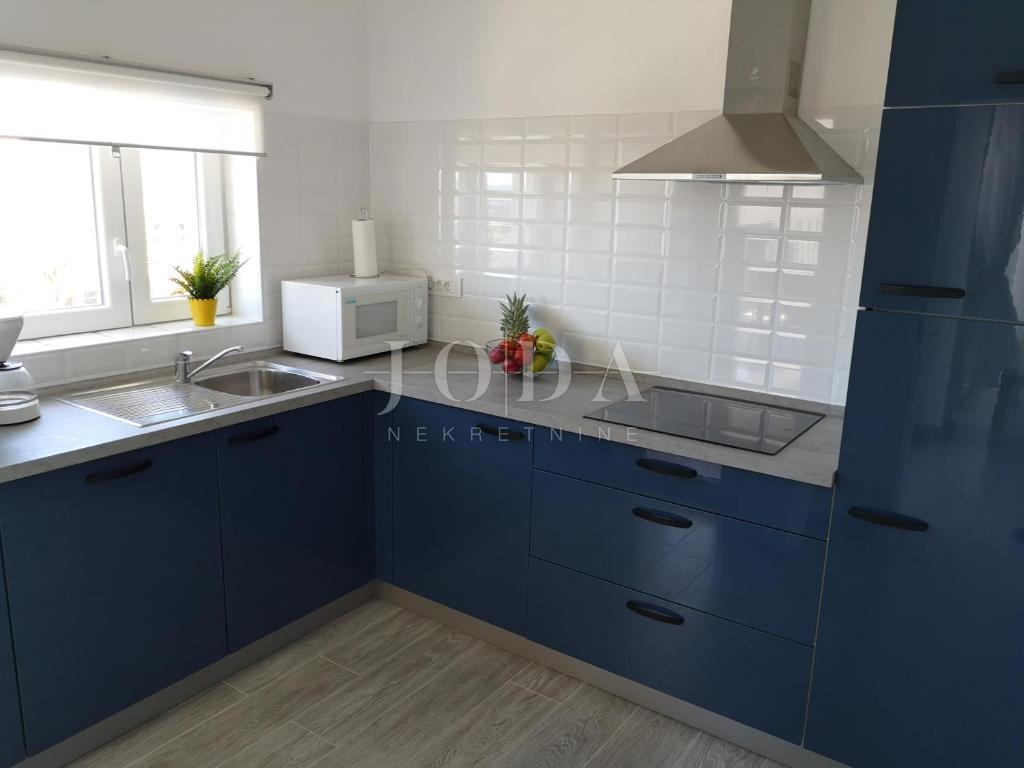 Dramalj, na novo prenovljena hiša s petimi apartmaji in bazenom